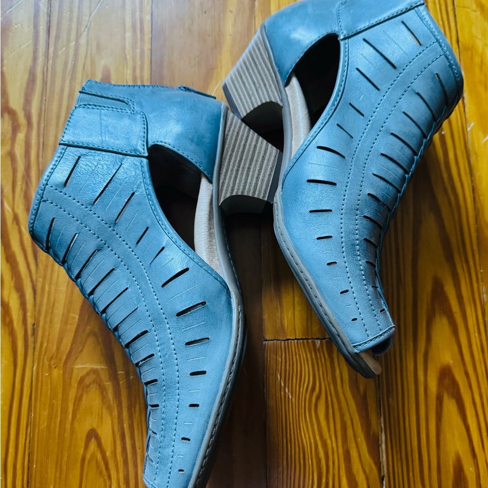 Women's Earth Blue Leather Ankle Boots size 9D Wide - Picture 2 of 5
